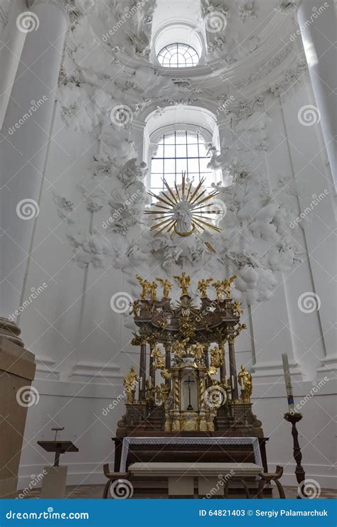 Salzburg Altar! Mistyczne Zdarzenia w Góry i Ulotne Postacie